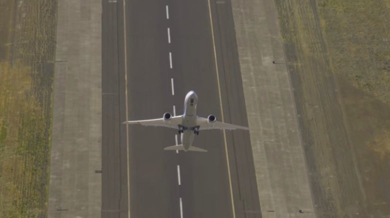 El impactante despegue vertical del Boeing 787-9