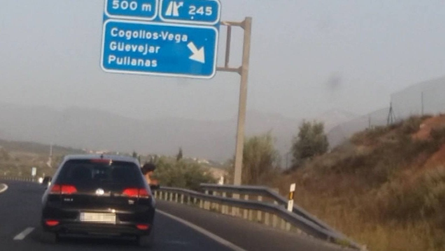 Fotogramas del video colgado en ideal.es donde se aprecia a los menores asomados pos la ventanilla mientras viajaban por la A-92.