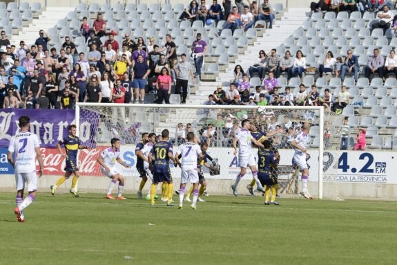 Uno de los últimos partidos disputados por el Real Jaén en el estadio de La Victoria, frente al Cádiz.