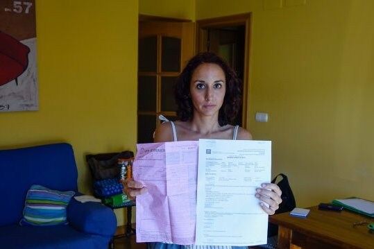 Rocío muestra la reclamación presentada ayer tras cancelarse su operación.