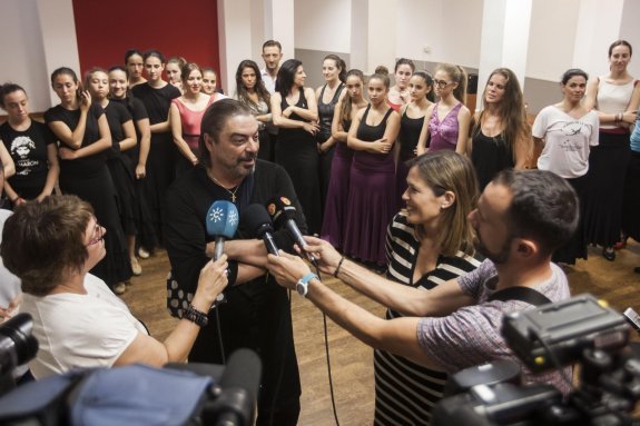 Antonio Canales, junto a la concejala de Cultura y las alumnas del taller magistral.