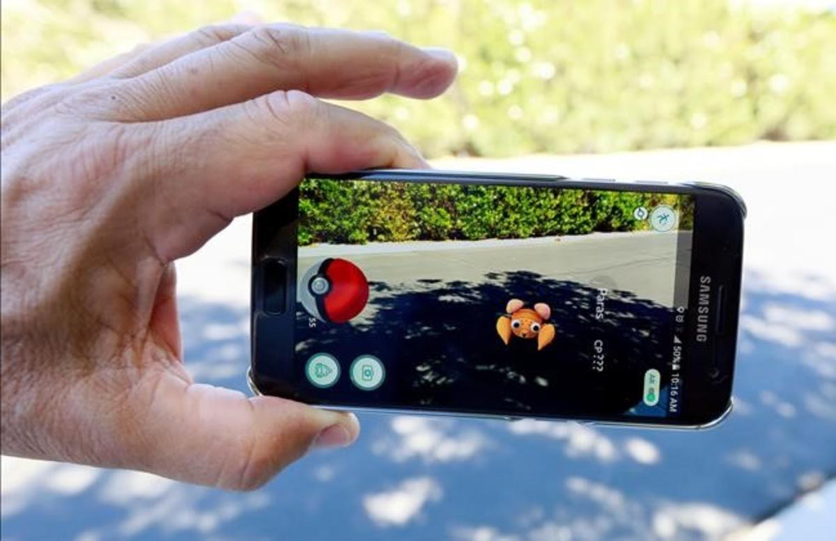 Dos japoneses se meten en un túnel peligroso de Barcelona jugando a 'Pokémon Go'