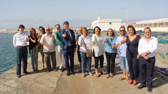 Carlos Rojas, Luisa García Chamorro y Carmen Crespo, entre otros miembros del PP de Granada ayer en la lonja de Motril. 