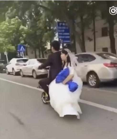 La novia se cae de la scooter y el novio continúa como si nada