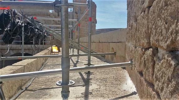 Amigos de la Alcazaba entrega al Defensor del Pueblo un dossier sobre "el atentado a la Alcazaba de Almería"