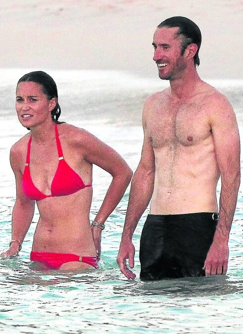 Pippa se refresca con James Matthews.