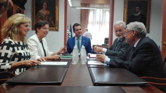 El alcalde de Almería preside una mesa en la que están la delegada del Gobierno, el subdelegado, el Defensor y la edil de Asuntos Sociales.