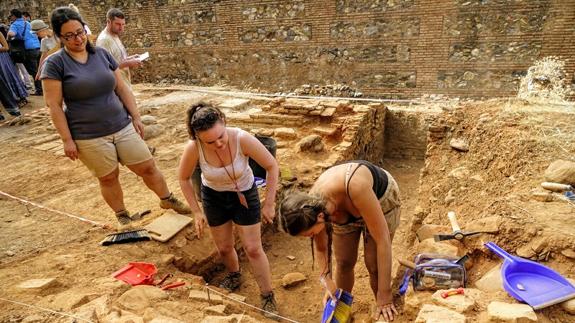 La Alhambra lidera un proyecto internacional para identificar técnicas de producción de la cerámica vidriada y el vidrio nazarí