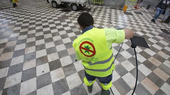 Un operario de Inagra quita chicles en el centro de Granada 
