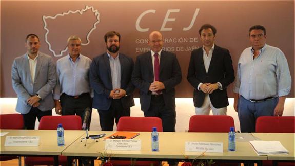 El alcalde, Javier Márquez, en el centro, junto a miembros de la CEJ. 
