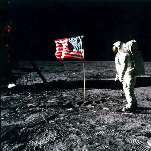 Aldrin coloca la bandera de los EE UU en la luna 