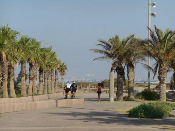 La anchura del paseo marítimo permite la práctica de modalidades deportivas como el atletismo o el ciclismo.