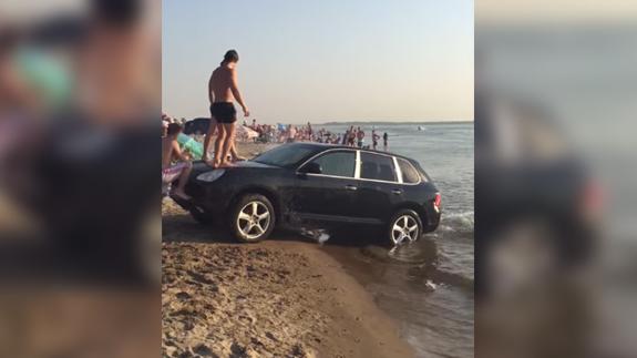 Convierten su Porsche en un tobogán para la playa