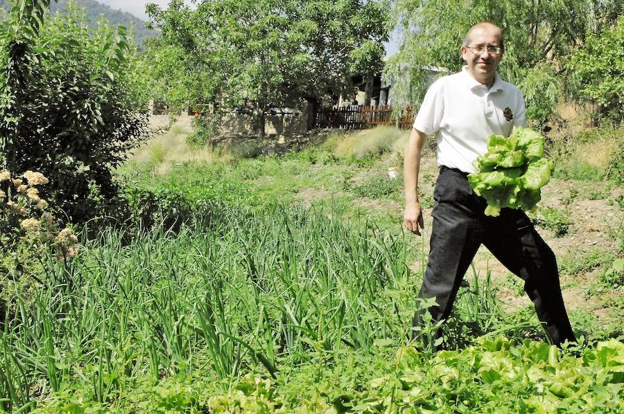 José Luis Rosillo, entre los cultivos de su finca.