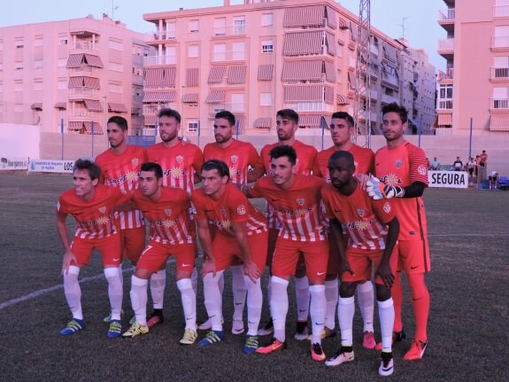 Primer equipo inicial dispuesto por Fernando Soriano en esta pretemporada con la nueva equipación.