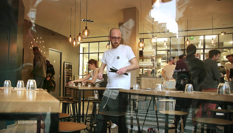 En Le Petit Cambodge se come en mesas altas con banquetas. Tras el atentado, todo ha cambiado menos el personal.  