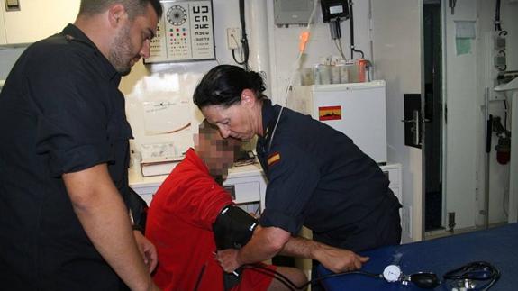 Un patrullero de la Armada auxilia al patrón de un pesquero almeriense cuando sufría un infarto