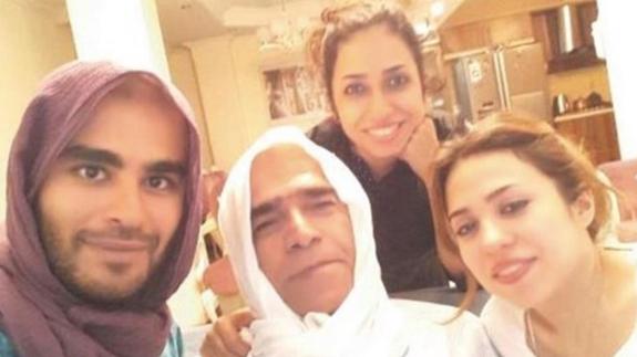 ¿Por qué estos hombres se ponen los velos islámicos de las mujeres?