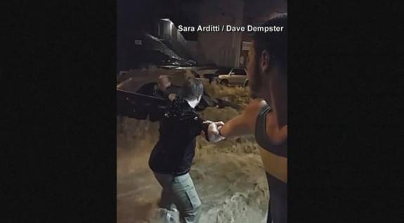 Una cadena humana salva a una mujer de morir ahogada