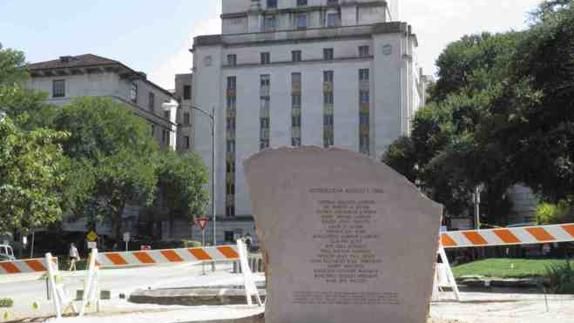 Imagen del monumento a las víctimas de la masacre de Texas.