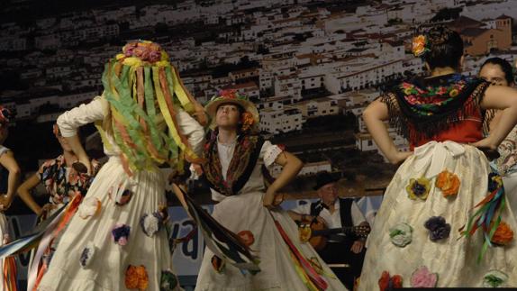 Uno de los grupos folclóricos baila en el Festival de Música Tradicional de la Alpujarra el pasado año en Ugíjar. 