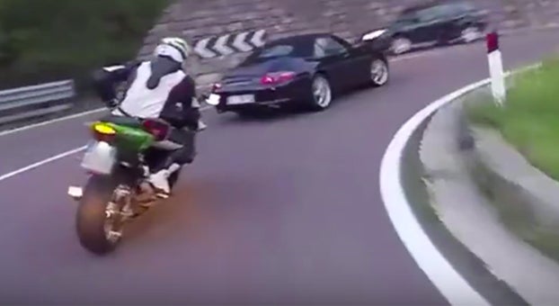 Se juega la vida en un adelantamiento innecesario