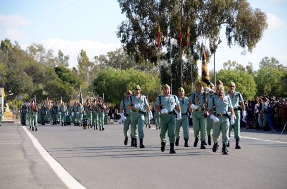 Desfile legionario en la base Álvarez de Sotomayor de Viator.