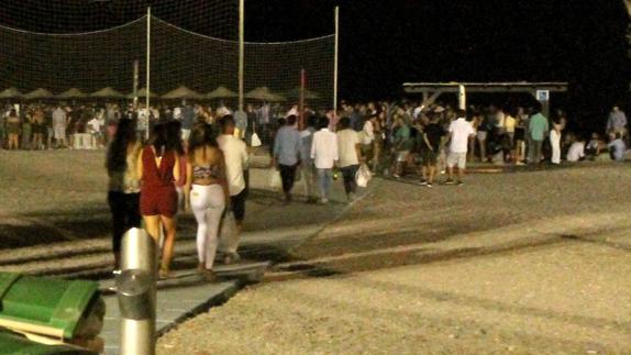 Cientos de personas se congregan cada fin de semana en el botellón de la playa Puerta del Mar de Almuñécar.