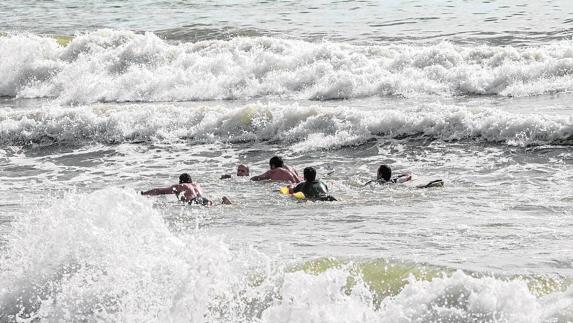 Los surfistas intentaron reanimar al hombre, al que sacaron del agua para practicarle la RCP.