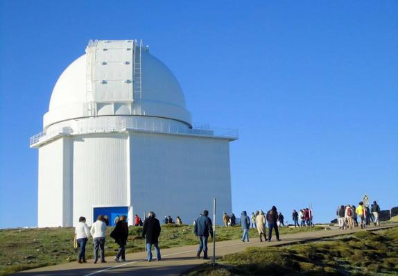 Un grupo de personas ante una de las cúpulas de observación de Calar Alto. 