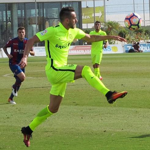 Iago Díaz realiza un control acrobático en el último partido de la UDA ante el Levante. 