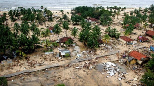 Imagen aérea de la región de Ampara en Sri Lanka tras el tsunami que arrasó con todo a finales de 2004. 