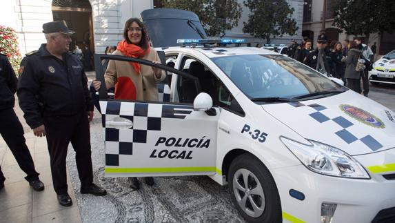 María Francés, en la presentación de los nuevos coches de la Policía Local. 