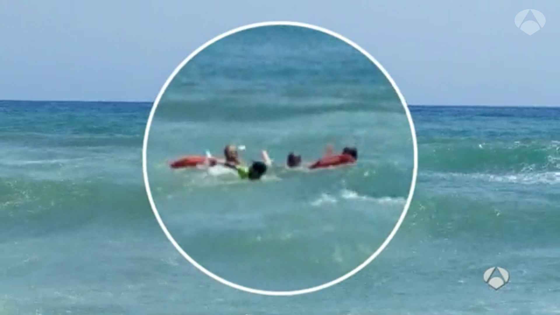 Rescatan a una pareja de bañistas a punto de morir ahogados en Torremolinos