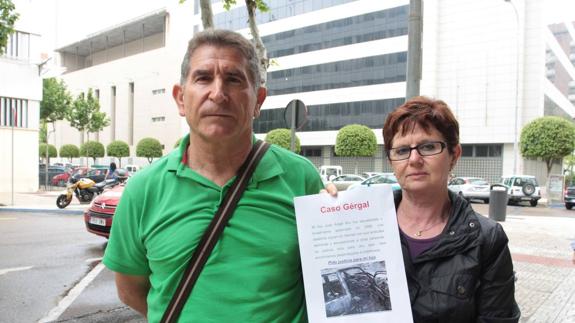 José Bru y su mujer, Puri, piden que se haga justicia por el asesinato de su hijo. 