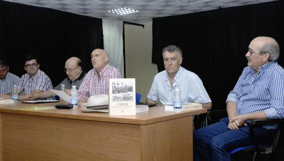 El autor (el cuarto por la izquierda) en la presentación de su obra