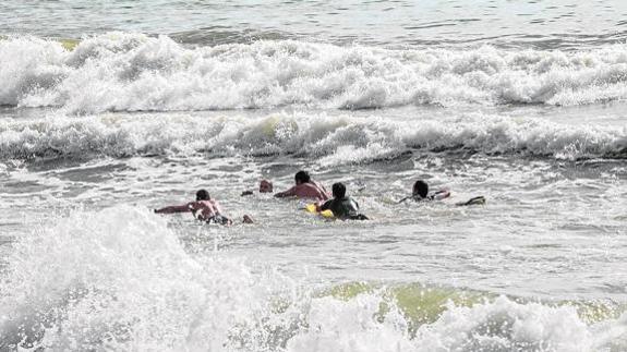 Los surfistas intentaron reanimar al hombre, al que sacaron del agua para practicarle la RCP.