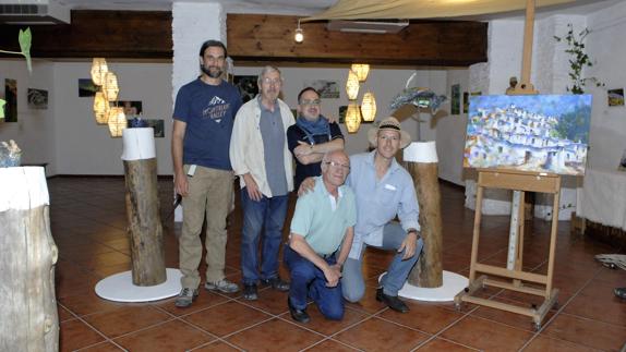 Los cuatro artistas, junto al propietario de la sala donde se exponen sus obras