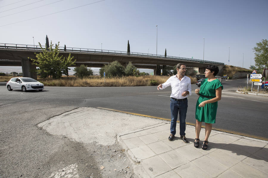 El consejero andaluz de Fomento y Vivienda, Felipe López, junto a su delegada en Granada, Mariela Fernández-Bermejo, este martes.