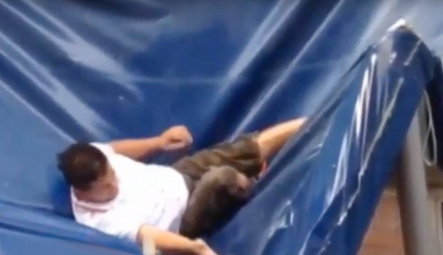 Un borracho cae desde un 11º, un toldo lo amortigua y ni se da cuenta