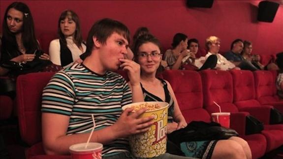 ¿Te pueden prohibir los cines entrar con comida y bebida del exterior?