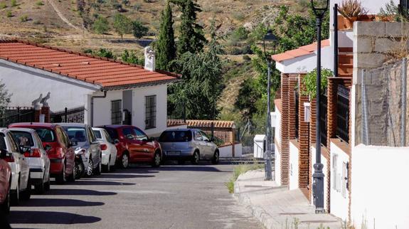 Calle de Víznar en la que vive la familia de la desaparecida.