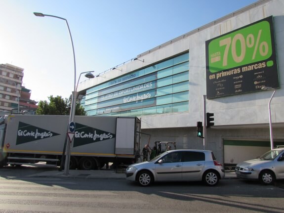 Un camión trasladaba ayer género en el edificio que albergará temporalmente la Agencia Tributaria.