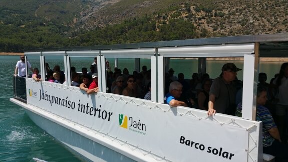 La provincia trata de captar nuevos turistas con iniciativas novedosas como el barco de El Tranco.
