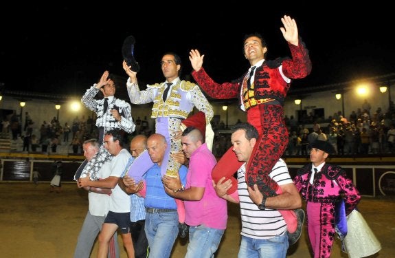 Los tres toreros a la salida a hombres de la plaza.