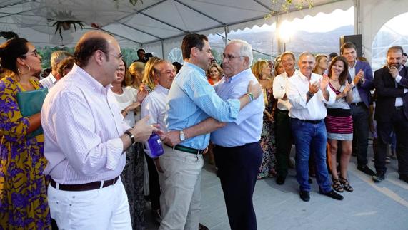 Juanma Moreno saluda a Antonio Trujillo, en presencia del presidente de los populares granadinos.