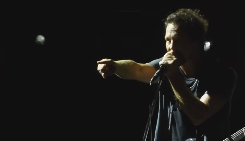 El cantante de Pearl Jam expulsa a un fan de su concierto por agredir a una mujer