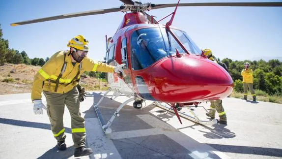 El retén de La Peza participa en unas prácticas con helicóptero en el Centro de Defensa Forestal de Puerto Lobo, muy cerca de Granada. 