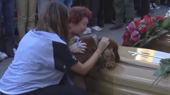 Un perro se niega a abandonar a su dueño muerto en el terremoto de Italia