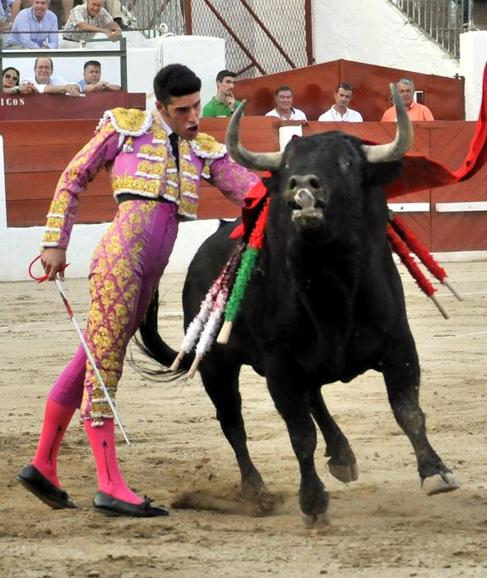 Alejandro Talavante, en plena faena. 